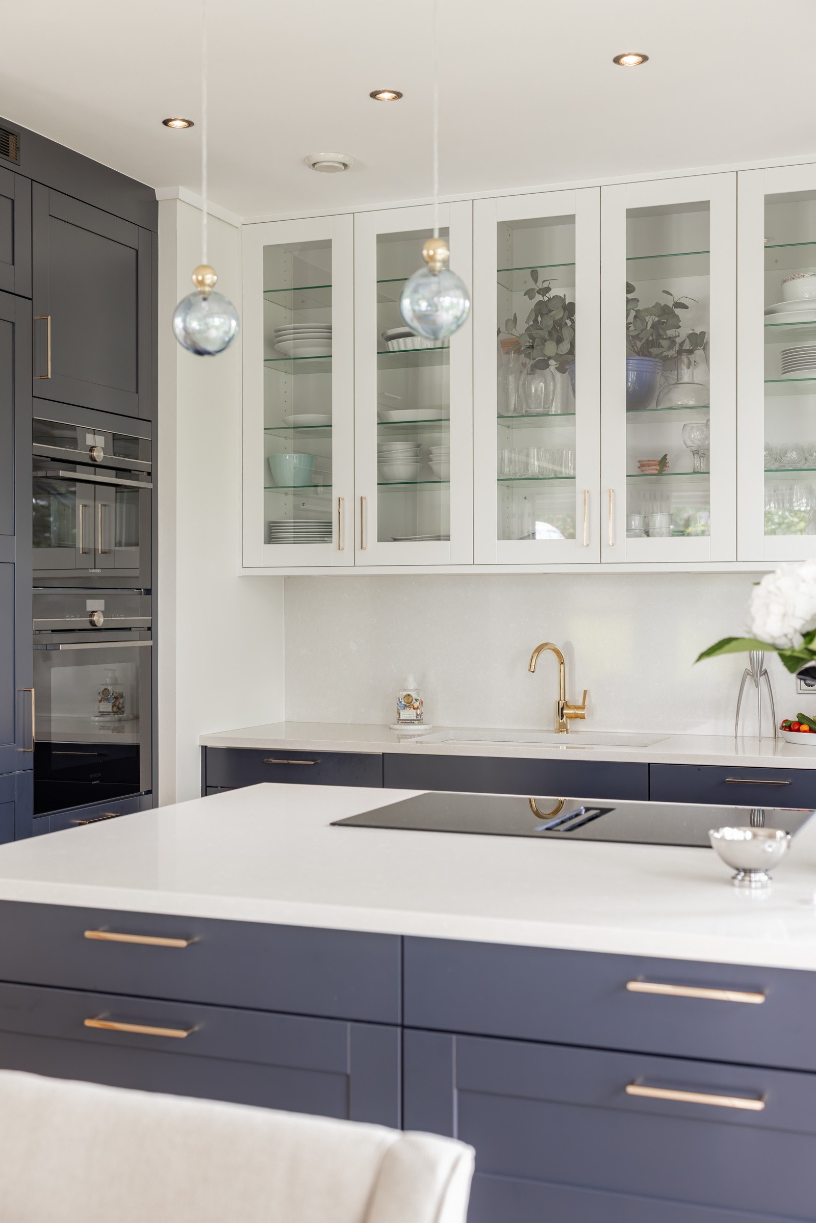 Pen innredning med profilerte fronter og påkostet benkeplate av stein med underlimt oppvaskkum. Galleribilde