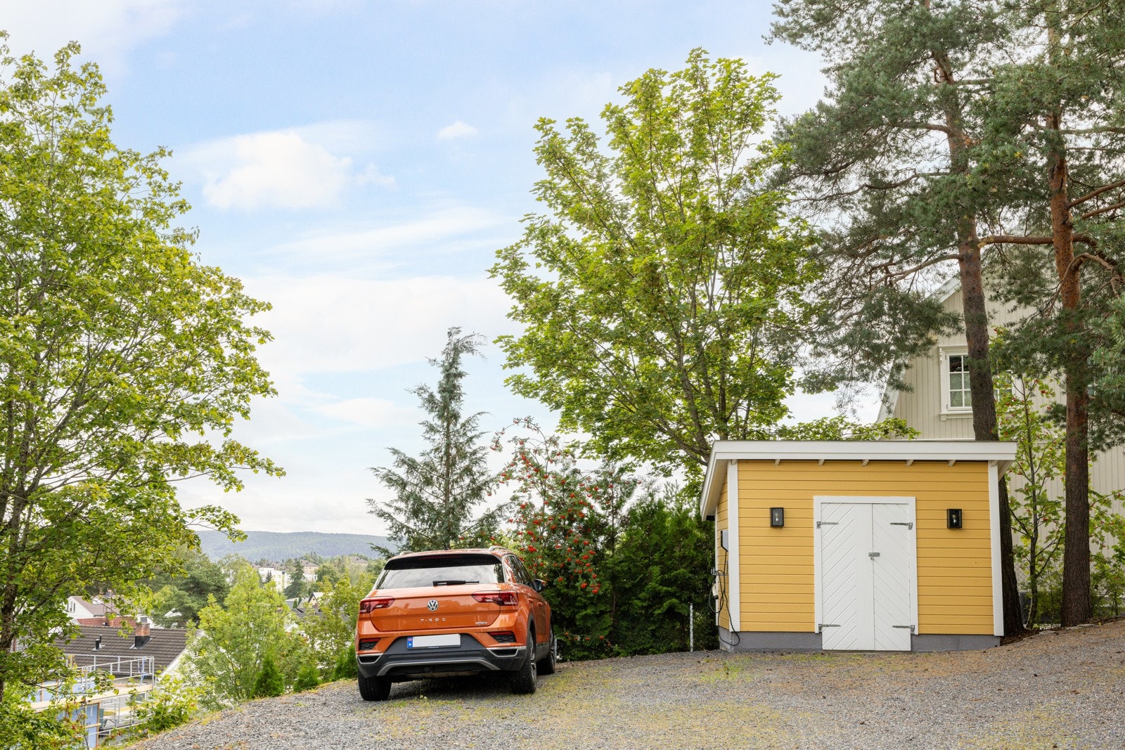 Eiendommen er også bebygd med en redskapsbod i tilknytning til biloppstillingsplassene som det er lagt opp strøm og elbillader til. Galleribilde