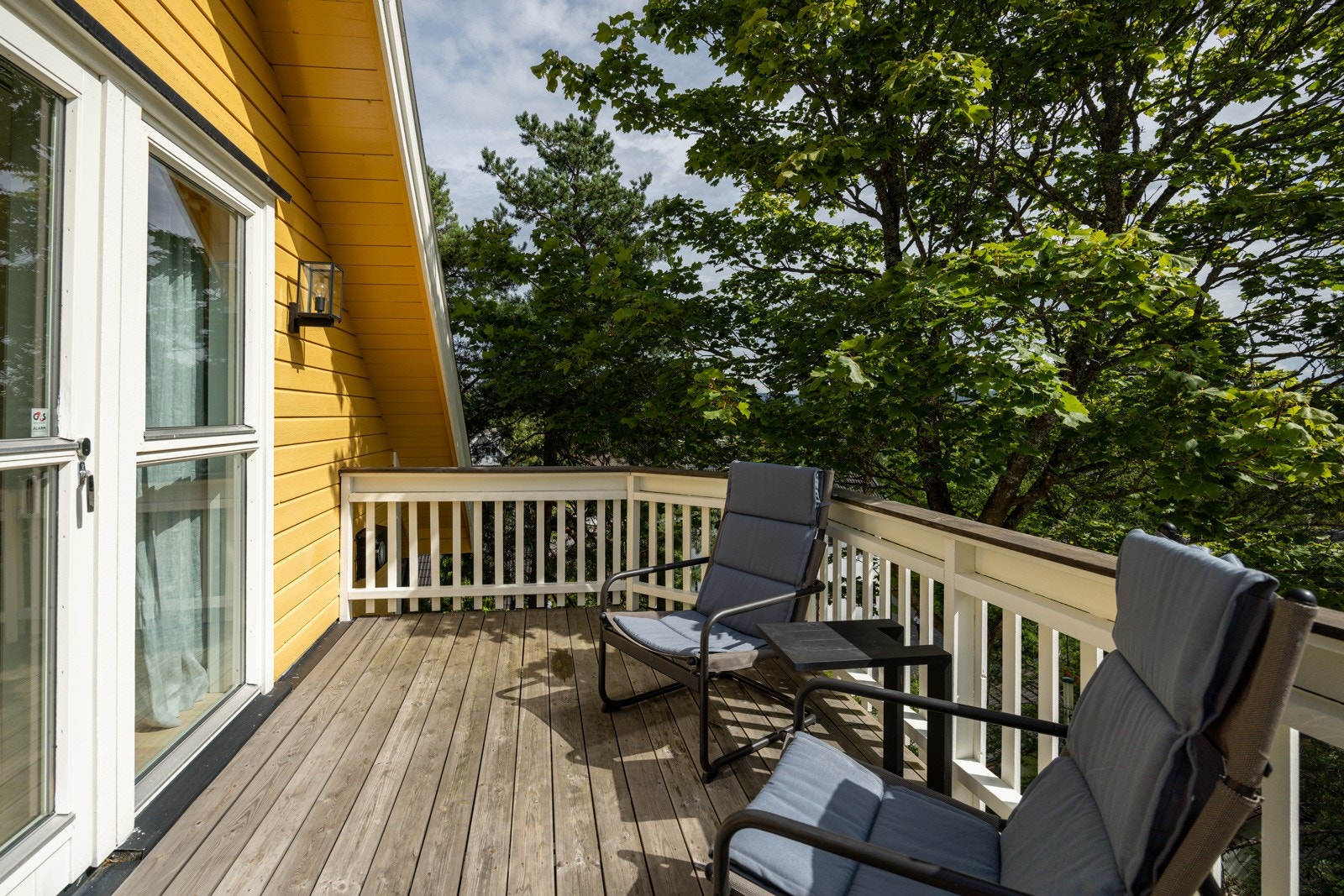 Fra soverommet har du utgang til en solrik sydøstvendt balkong på ca.12m². Balkongen har terrassebord på gulv, god plass til sittegruppe etter eget ønske og utebelysning på vegg. Galleribilde