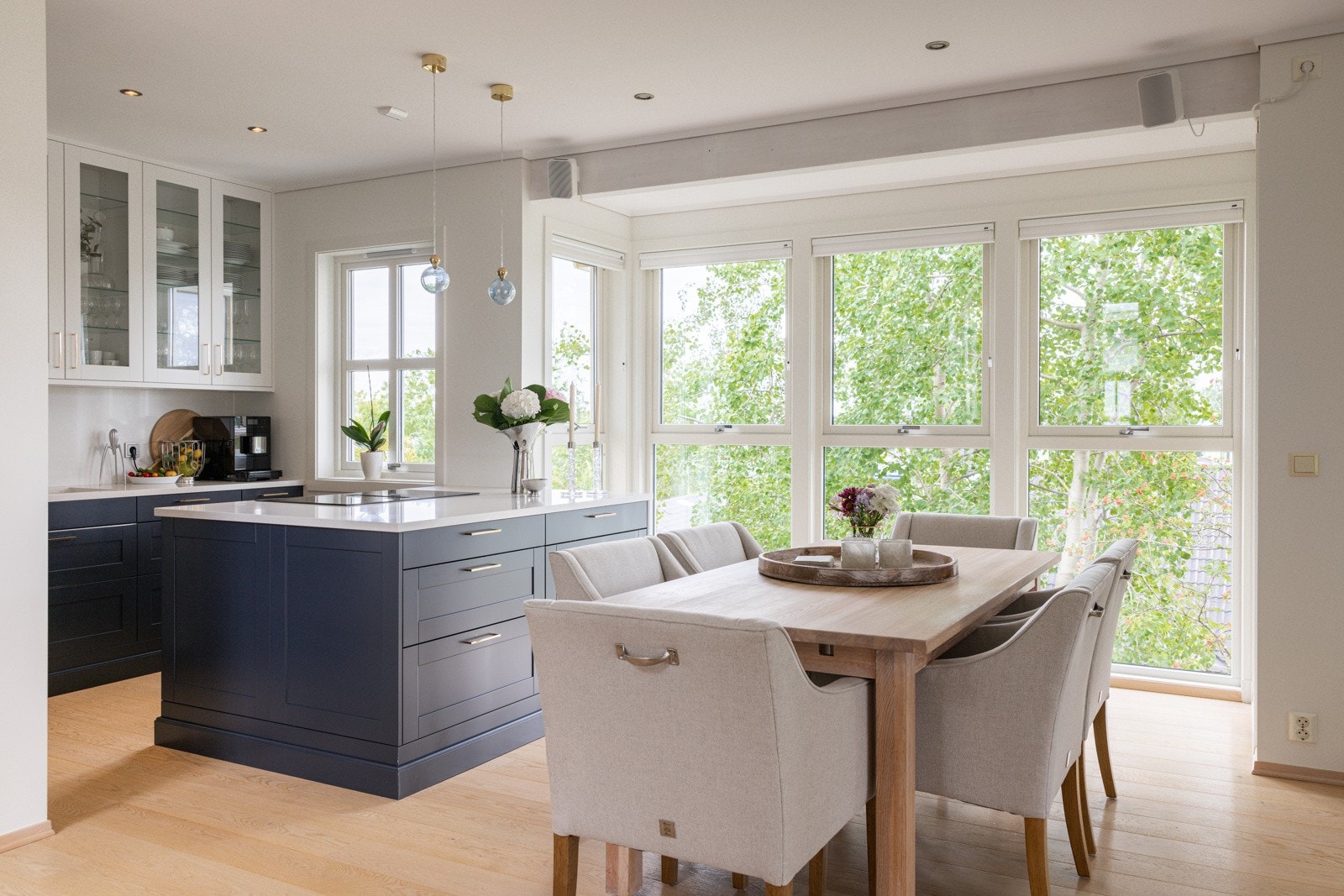 Kjøkkenet ligger i en fin delvis åpen løsning med stuen, naturlig adskilt og samtidig åpent og sosialt. Galleribilde