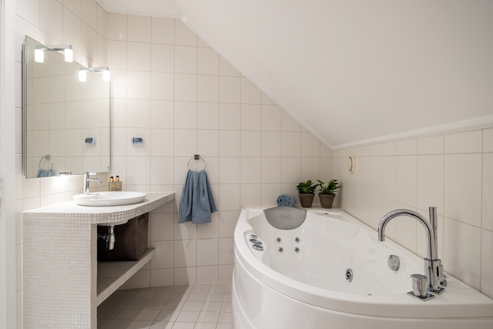 I tilknytning til soverommene i 2. etasje har du lyst og pent baderom fra 2007. Baderommet har lyse fliser på gulv og vegger, deilig gulvvarme, downlights i himlingen og balansert ventilasjon. Galleribilde