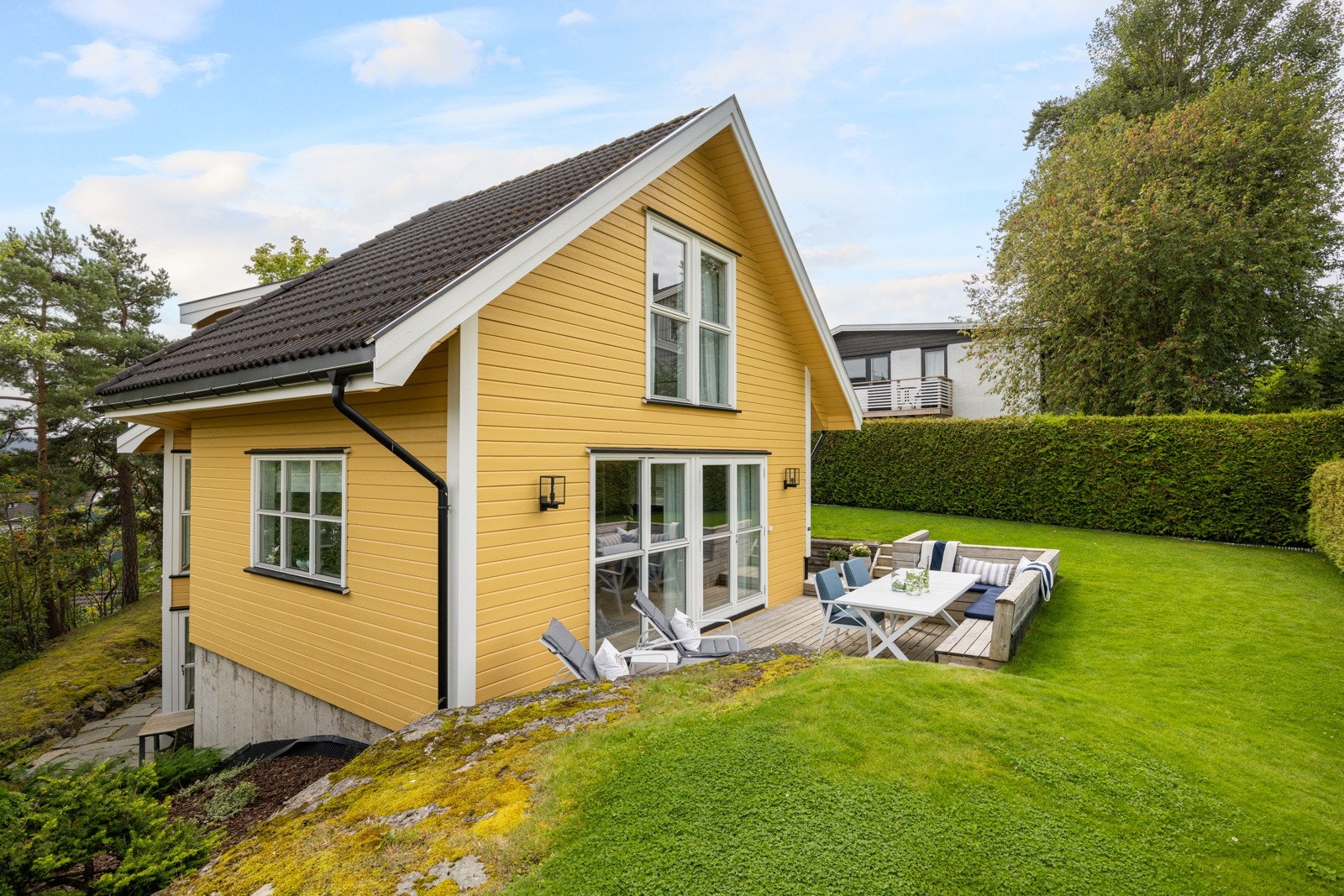 Hagen er pent opparbeidet og boligen har flere fine og skjermede uteplasser mot både sydøst og vest. Galleribilde