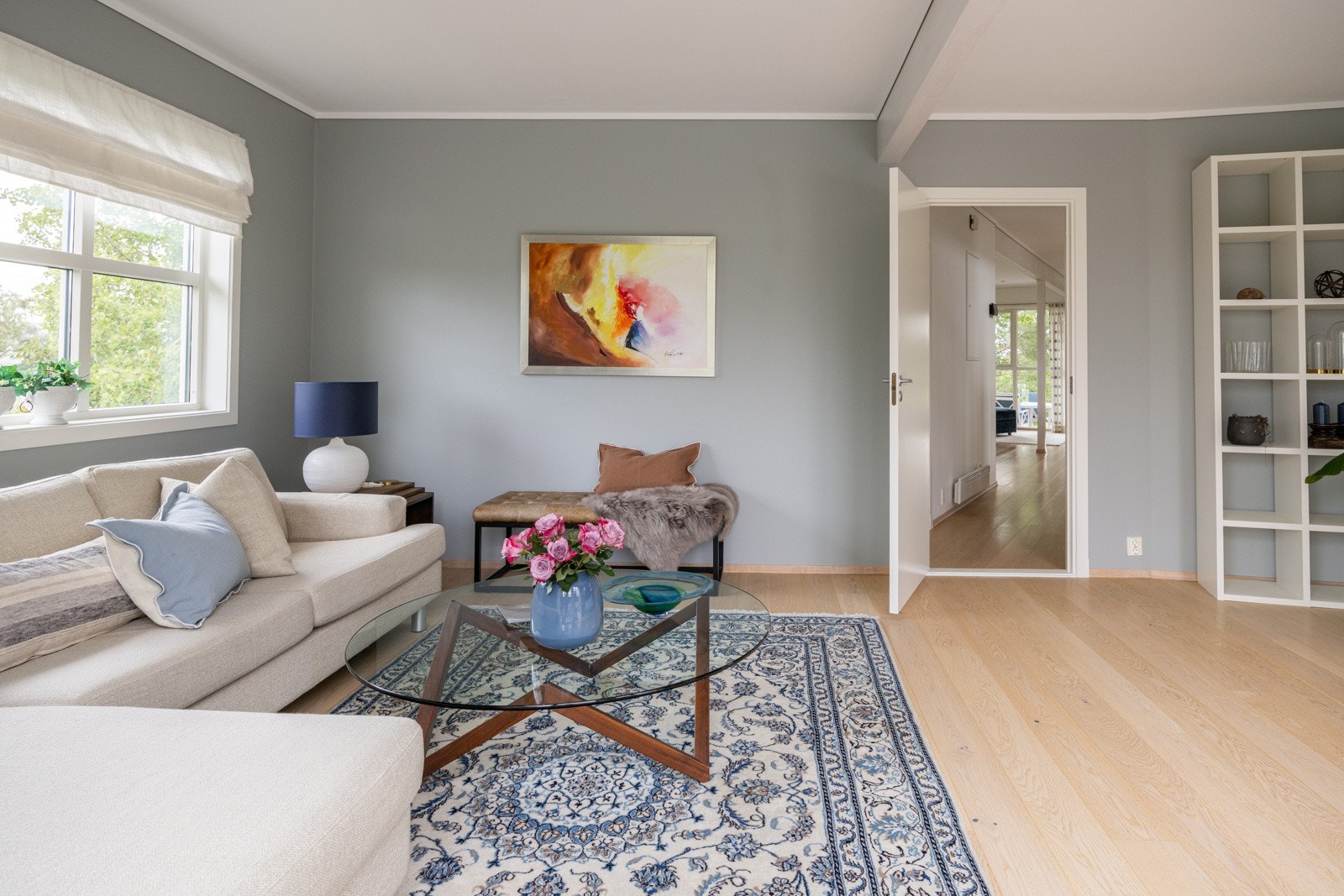 I boligens 1. etasje er det også en romslig ekstra stue som i dag er innredet som en tv-stue. Galleribilde