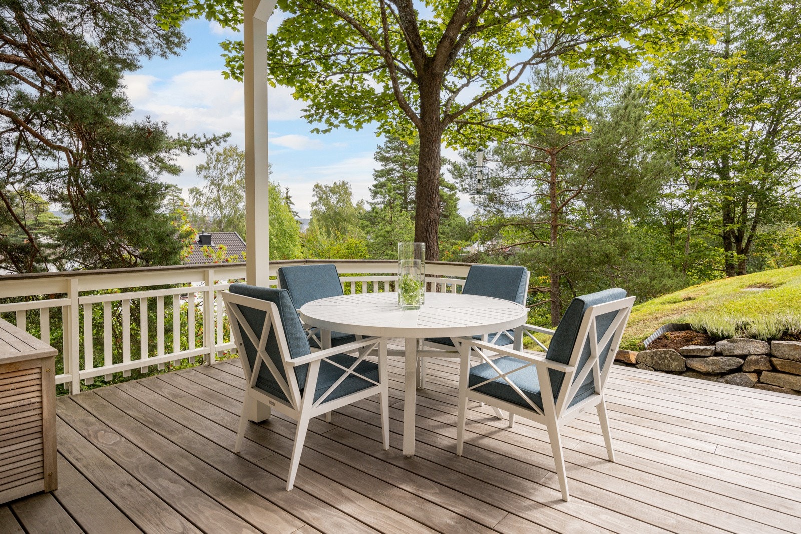 Fra stuen har du utgang til en flott sydøstvendt terrasse med gode solforhold store deler av dagen. Galleribilde