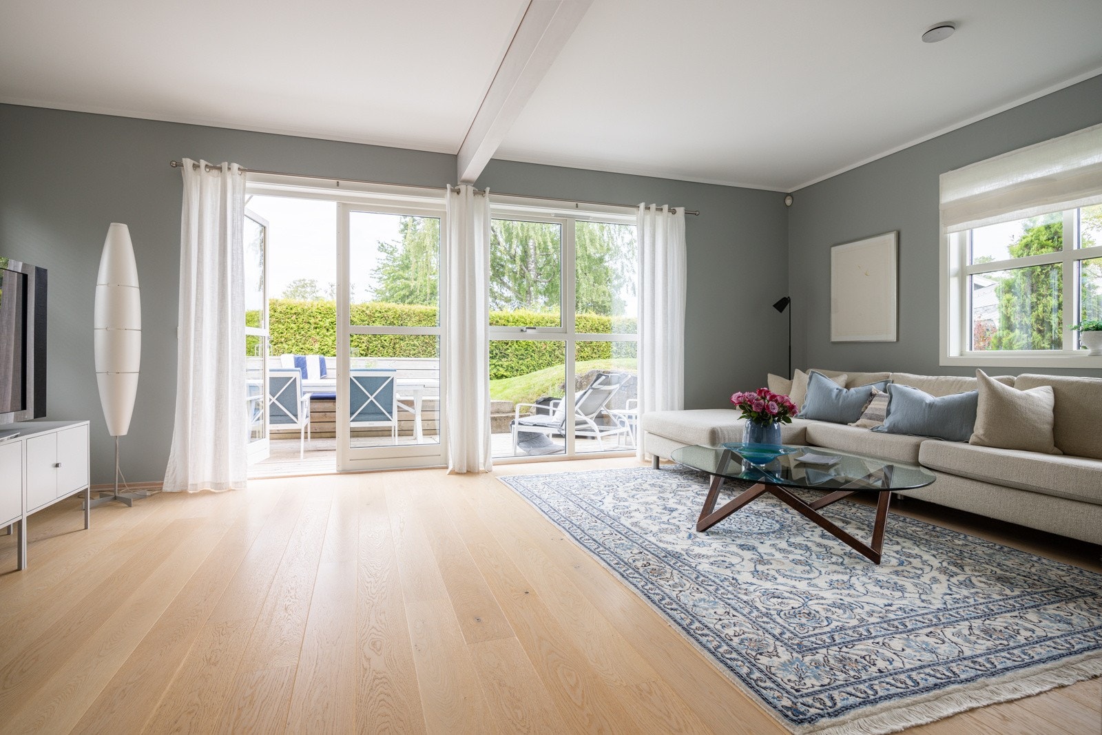 Dette rommet har god og moderne standard med pen enstavs parkett på gulv og glatte overflater malt i en innbydende farge. Galleribilde