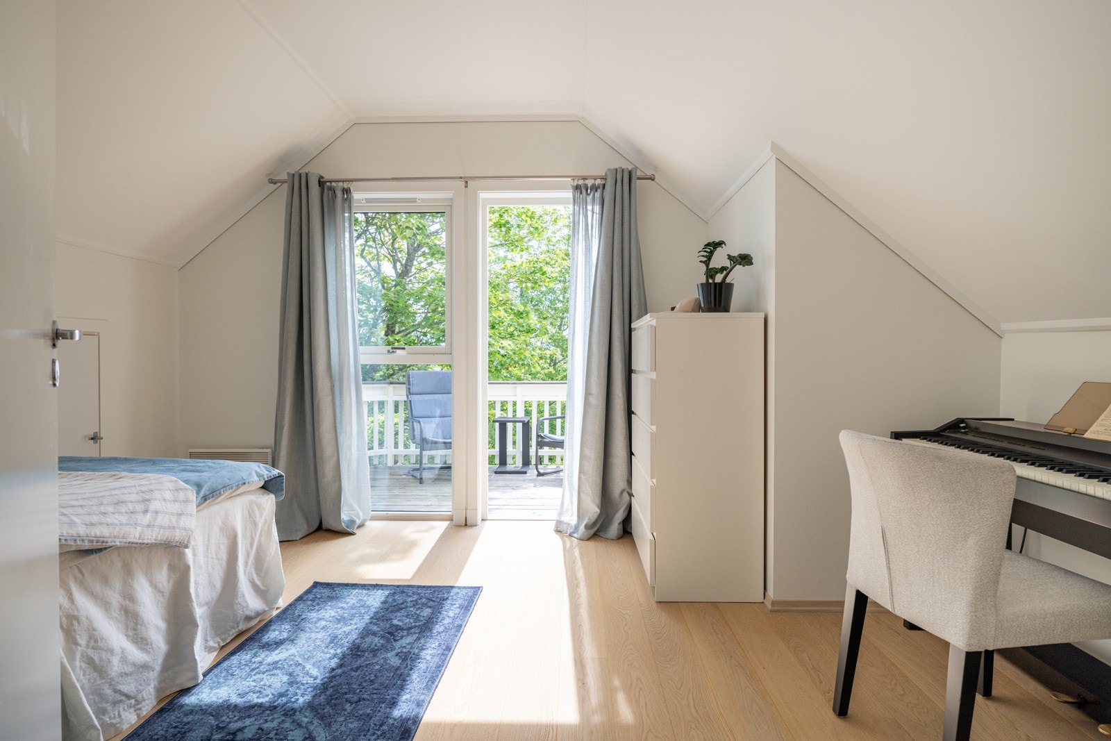 Soverom 2 er også et lyst og fint soverom av god størrelse. Moderne standard med pen enstavs parkett på gulv og glatte lysmalte overflater. Galleribilde