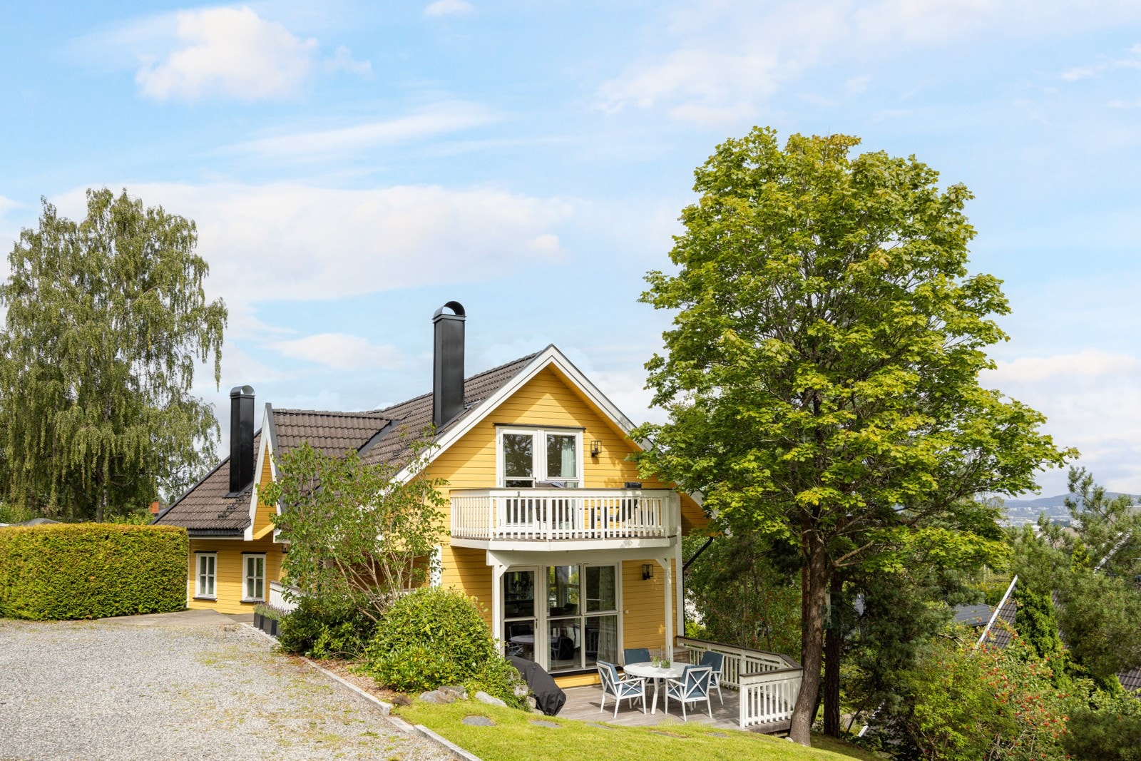 En flott arkitekttegnet enebolig fra 2002 med god standard og hybeldel med egen inngang. Galleribilde