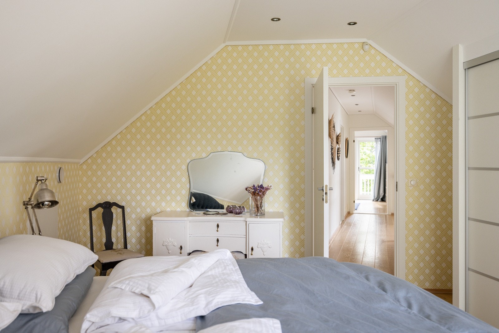 Soverommet har pen enstavs parkett på gulv, nydelig tapet på veggene og downlights i himlingen. Galleribilde