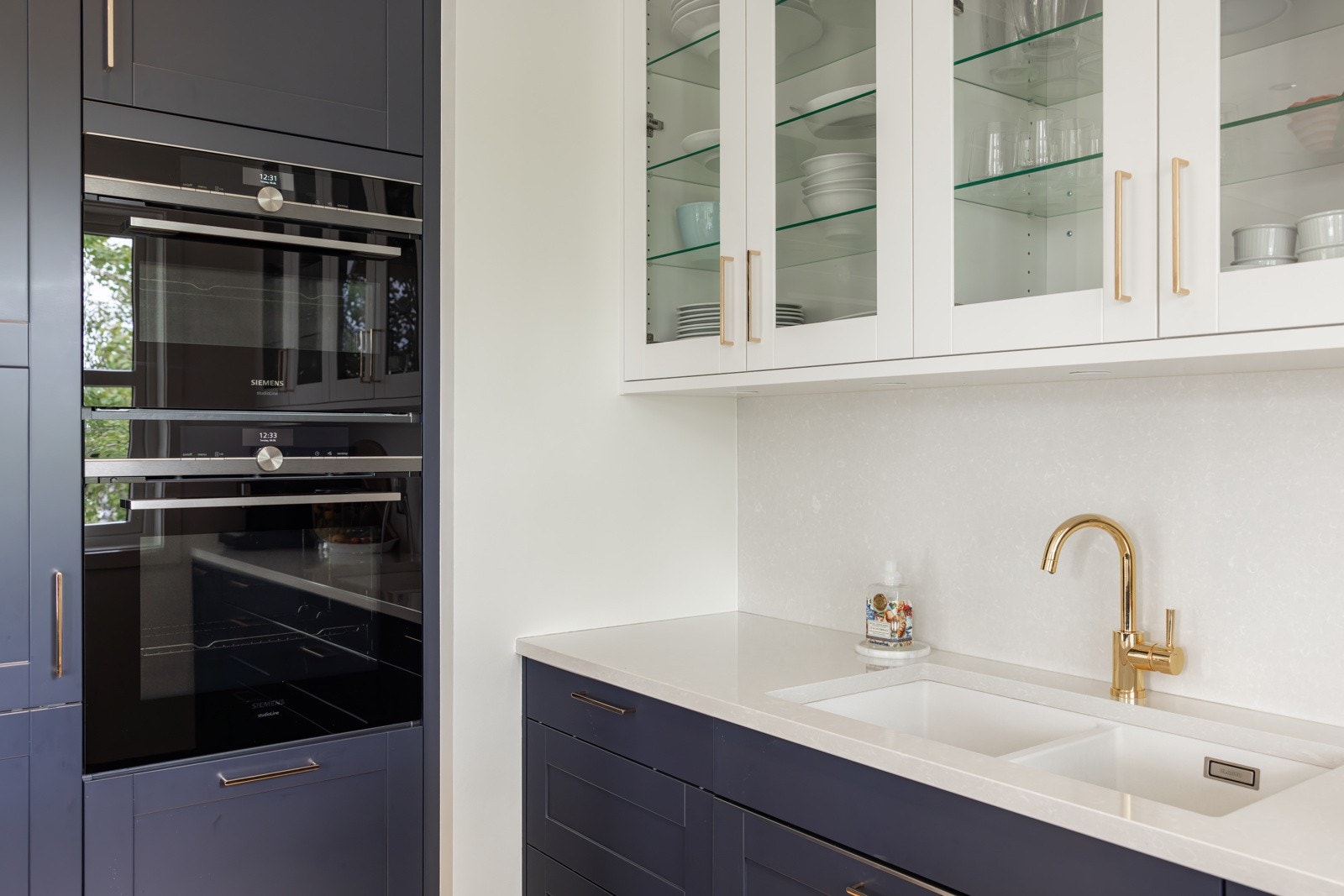 Integrerte hvitevarer fra Siemens Studioline og Miele som nedfelt induksjonstopp med integrert ventilator, stekeovn, dampovn, oppvaskmaskin og kjøleskap. Galleribilde