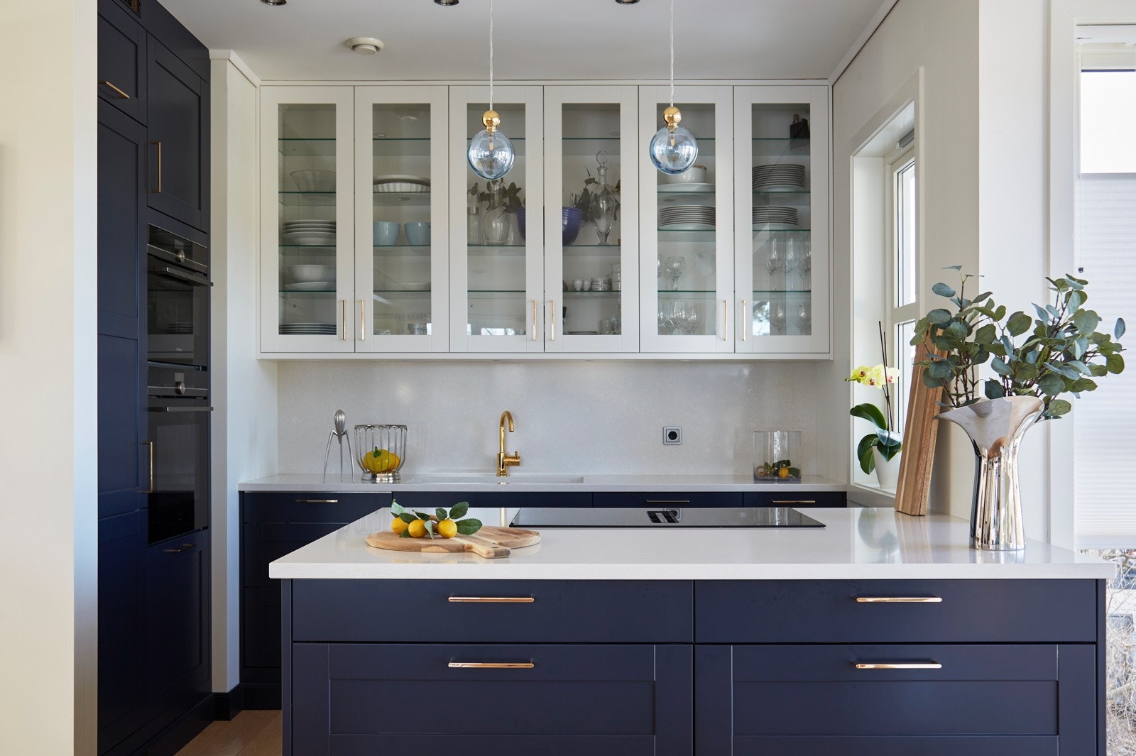 Kjøkkenet er fullt utstyrt med integrerte hvitevarer som medfølger i handelen. Det er også montert komfyrvakt og aquastop/lekkasjevarsler. Galleribilde