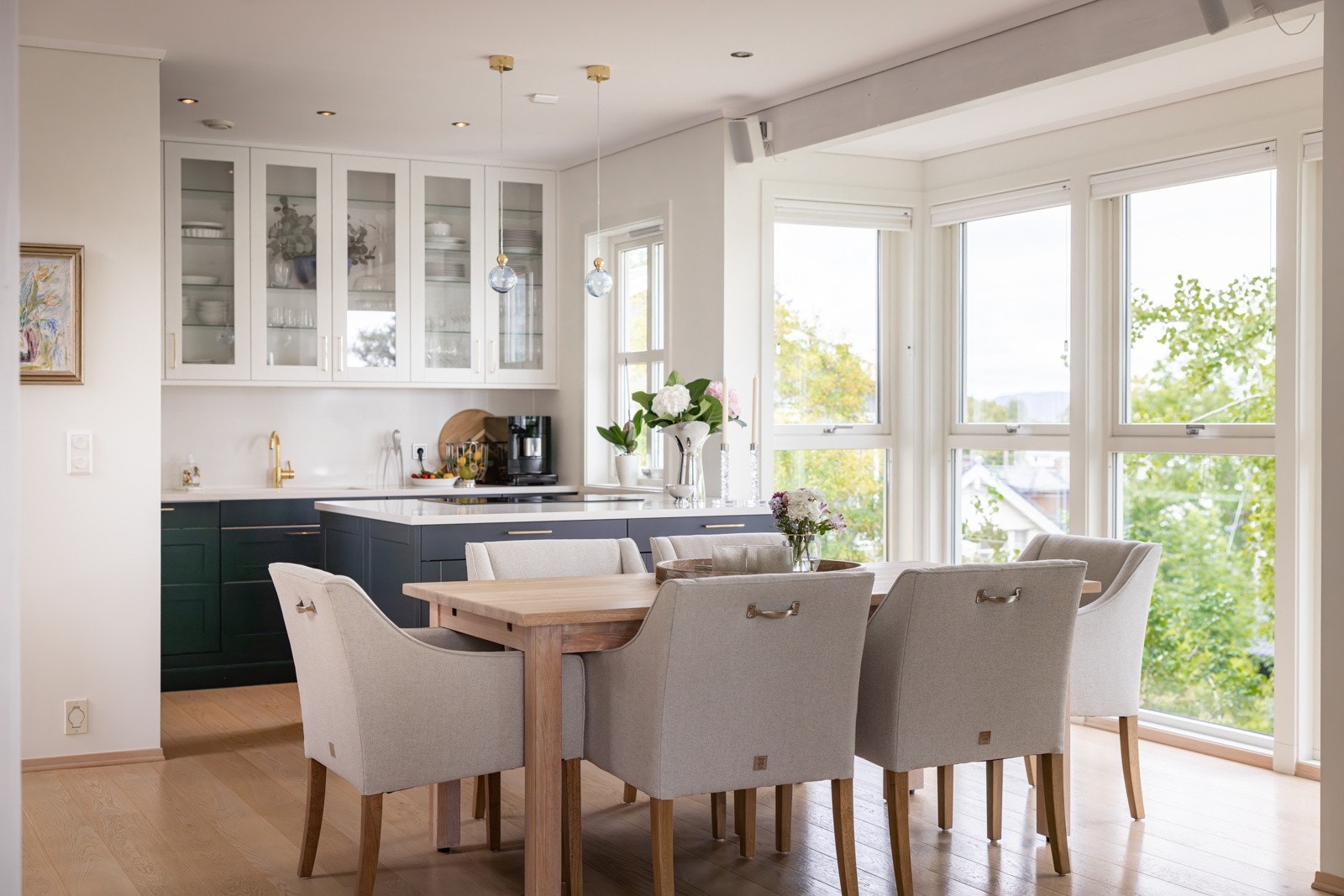 Stuen er romslig med god plass til både sofagruppe med salongbord, mediemøblement og i overgangen mot kjøkkenet har du god plass til et større spisebord. Galleribilde