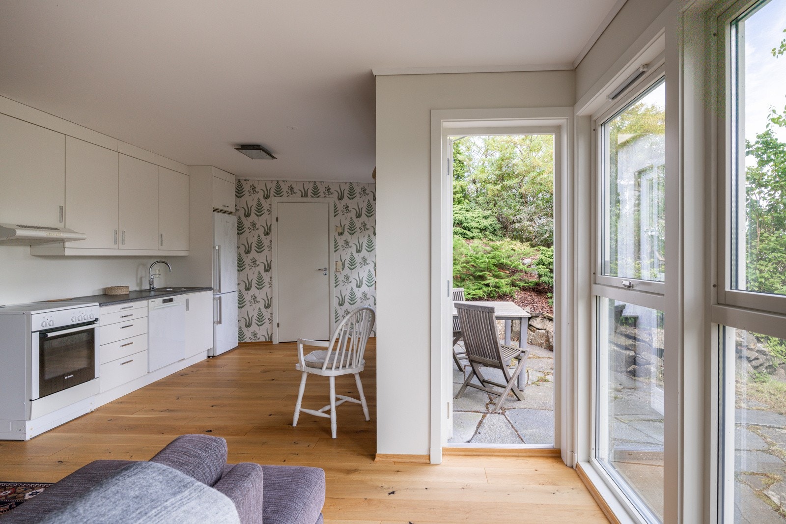 Hybeldelen har egen inngang fra utsiden og inneholder gang med bod, stue med åpen kjøkkenløsning og utgang til hagen, soverom og baderom. Galleribilde