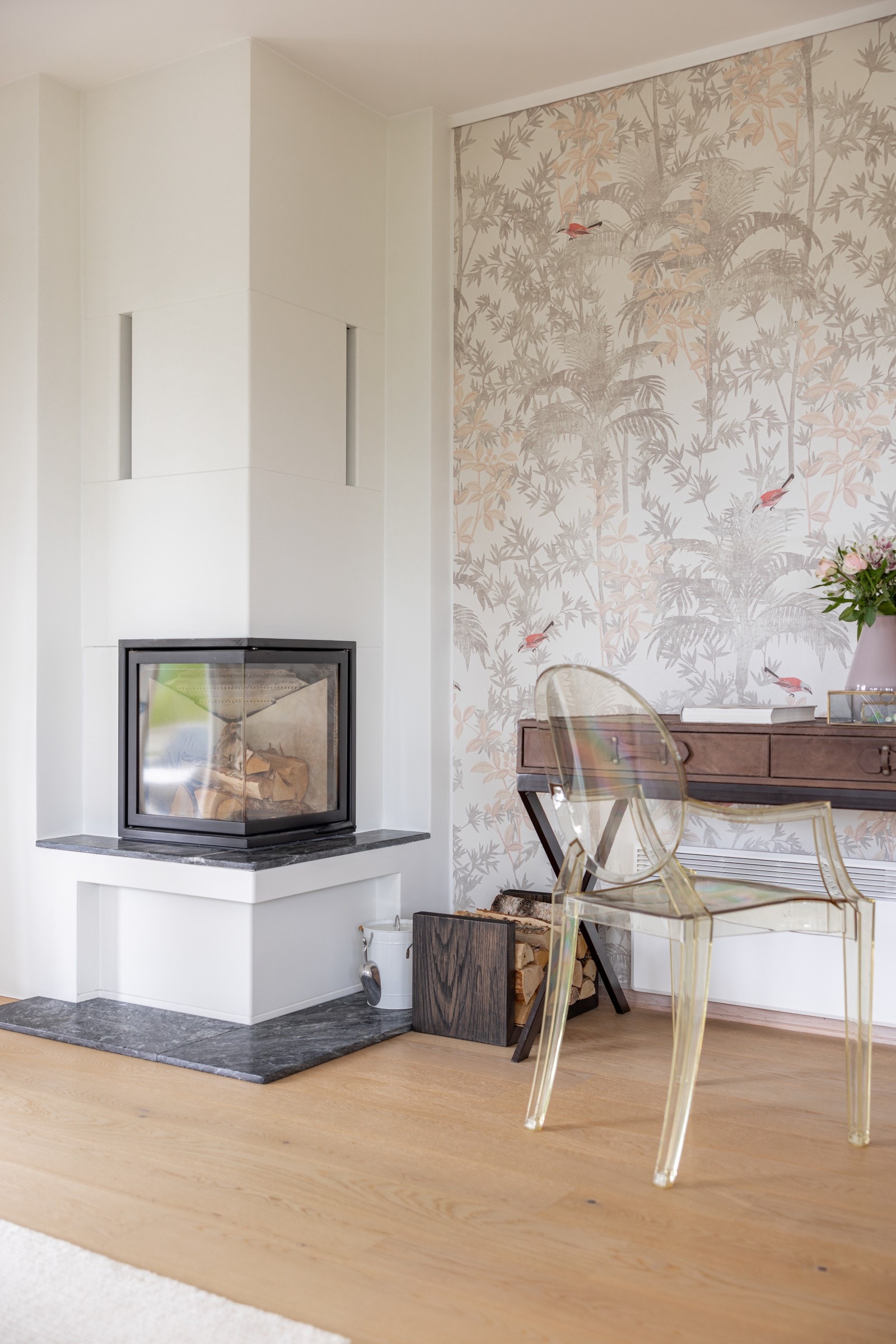 I hjørnet av stuen har du en lekker peisovn som både gir god varme og bidrar til ekstra hygge på kaldere høst- og vinterdager. Galleribilde