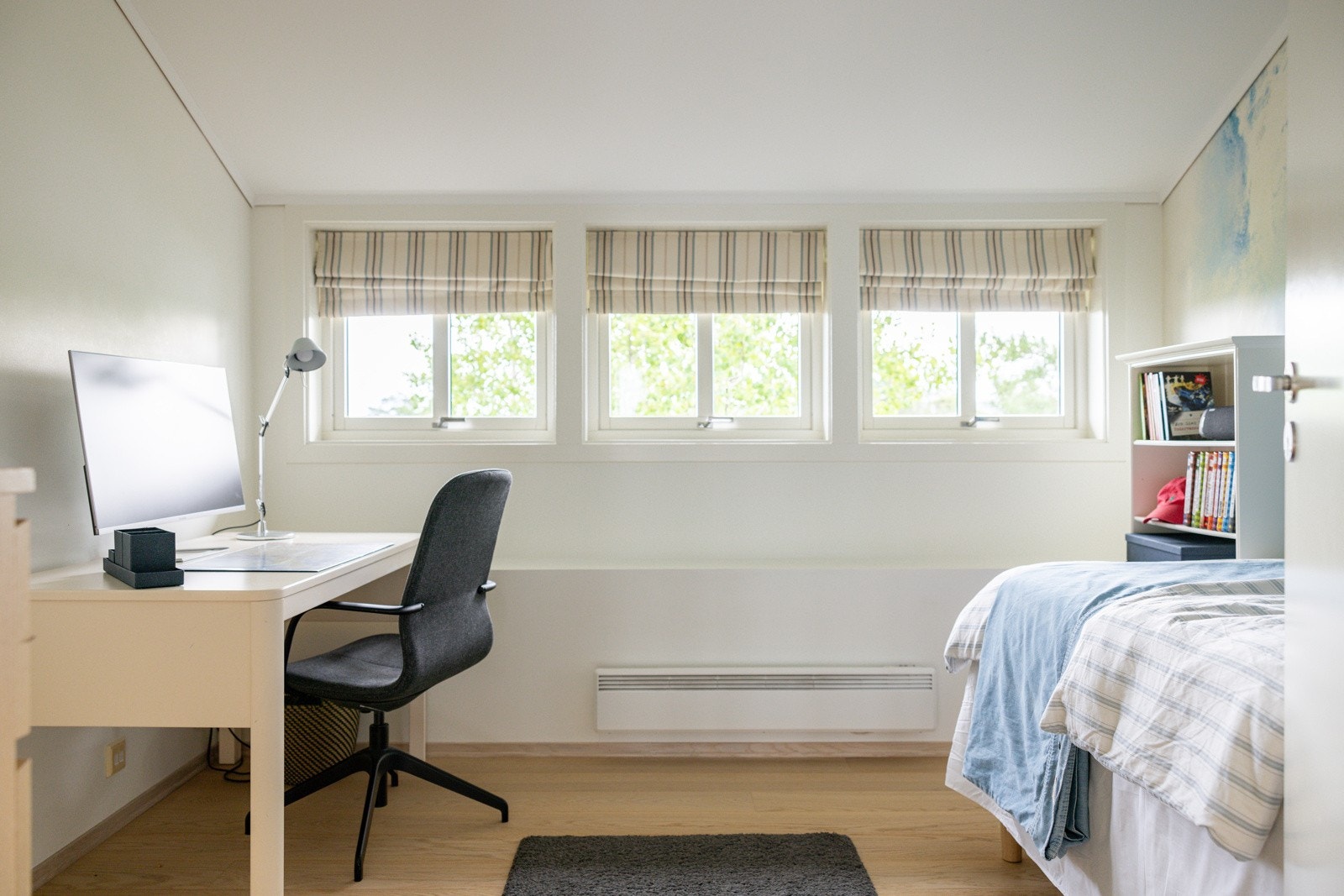 Det tredje soverommet passer perfekt som barnerom, gjesterom eller kontor. Soverommet har samme gode og moderne standard som resten av boligen. Galleribilde