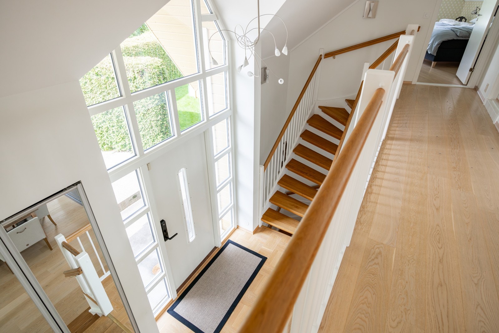 I boligens 2. etasje finner du 3 fine soverom hvorav det ene med utgang til balkong, baderom og knevegger for lagringsplass. Galleribilde