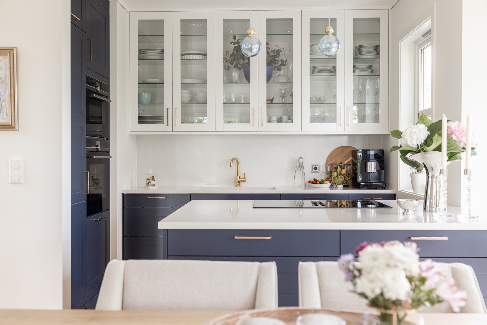 Meget flott Sigdal-kjøkken fra 2022 med en stor kjøkkenøy som sørger for god skap- og benkeplass. Galleribilde