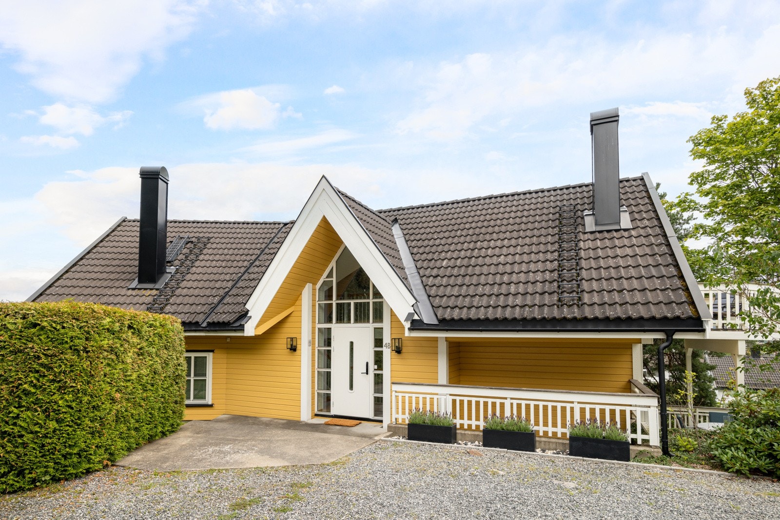 Hyggelig overbygget inngangsparti. Galleribilde