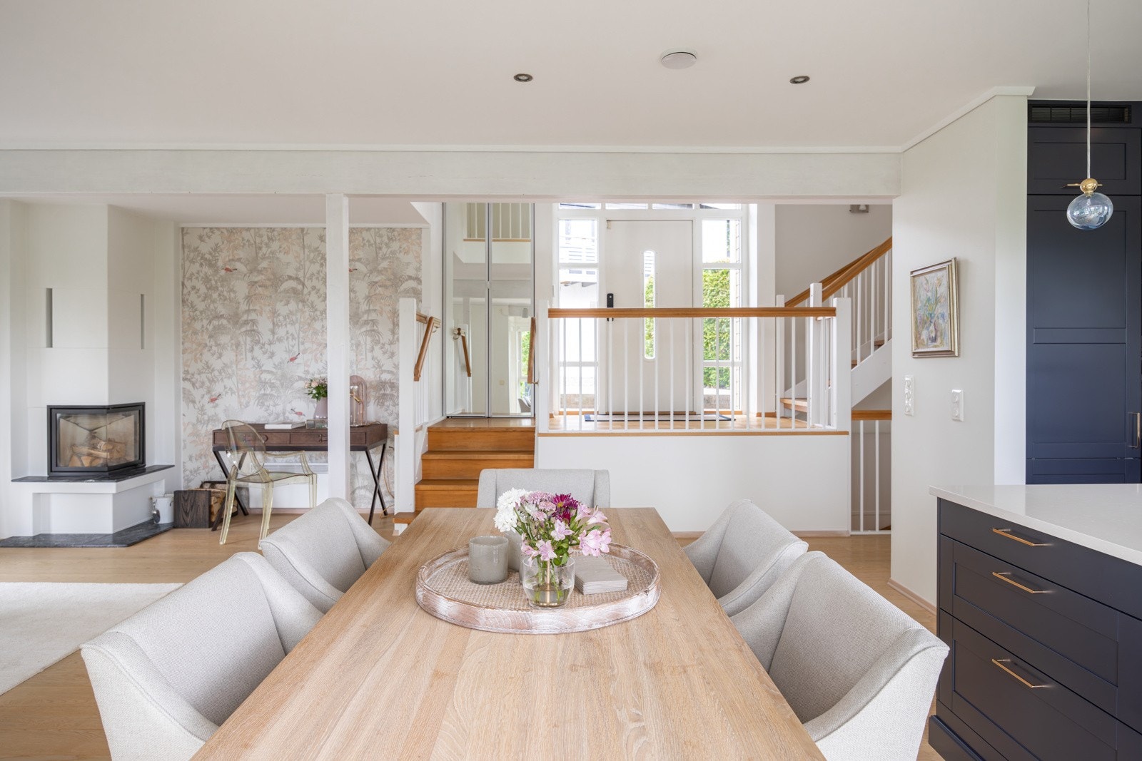 I entréen har du god plass til sko og yttertøy i garderobeskap med speildører. Praktisk med kodelås montert på ytterdøren. Galleribilde