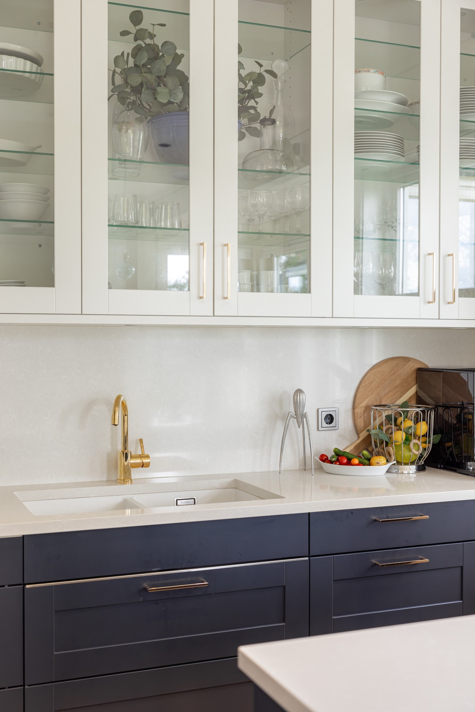 Den samme lekre benkeplaten er også lagt i benkeryggen som gir et stilrent helhetsinntrykk. Galleribilde