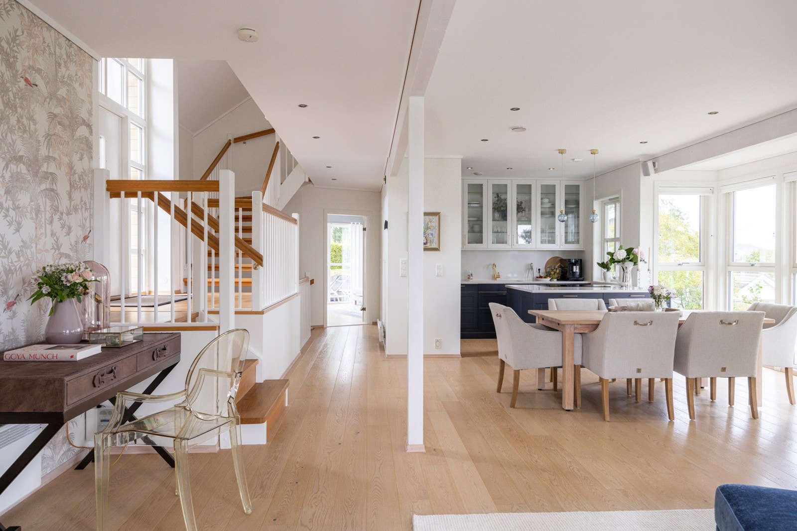 Stuen har god standard med pen enstavs parkett på gulv, glatte lysmalte overflater og downlights i himlingen. Galleribilde