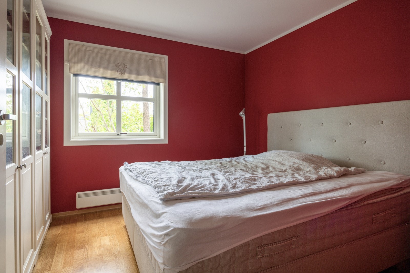 God og moderne standard med pen enstavs parkett på gulv og glatte malte overflater. Det er gulvvarme (kabler) i alle rom utenom soverom. Soverommet er utstyrt med flere garderobeskap som medfølger i handelen. Galleribilde