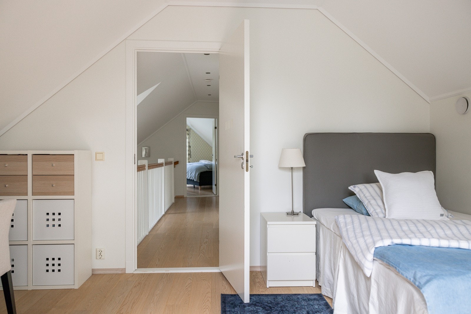 På soverommet har du god plass til dobbeltseng med tilhørende nattbord, kontorpult og garderobeløsninger. Galleribilde