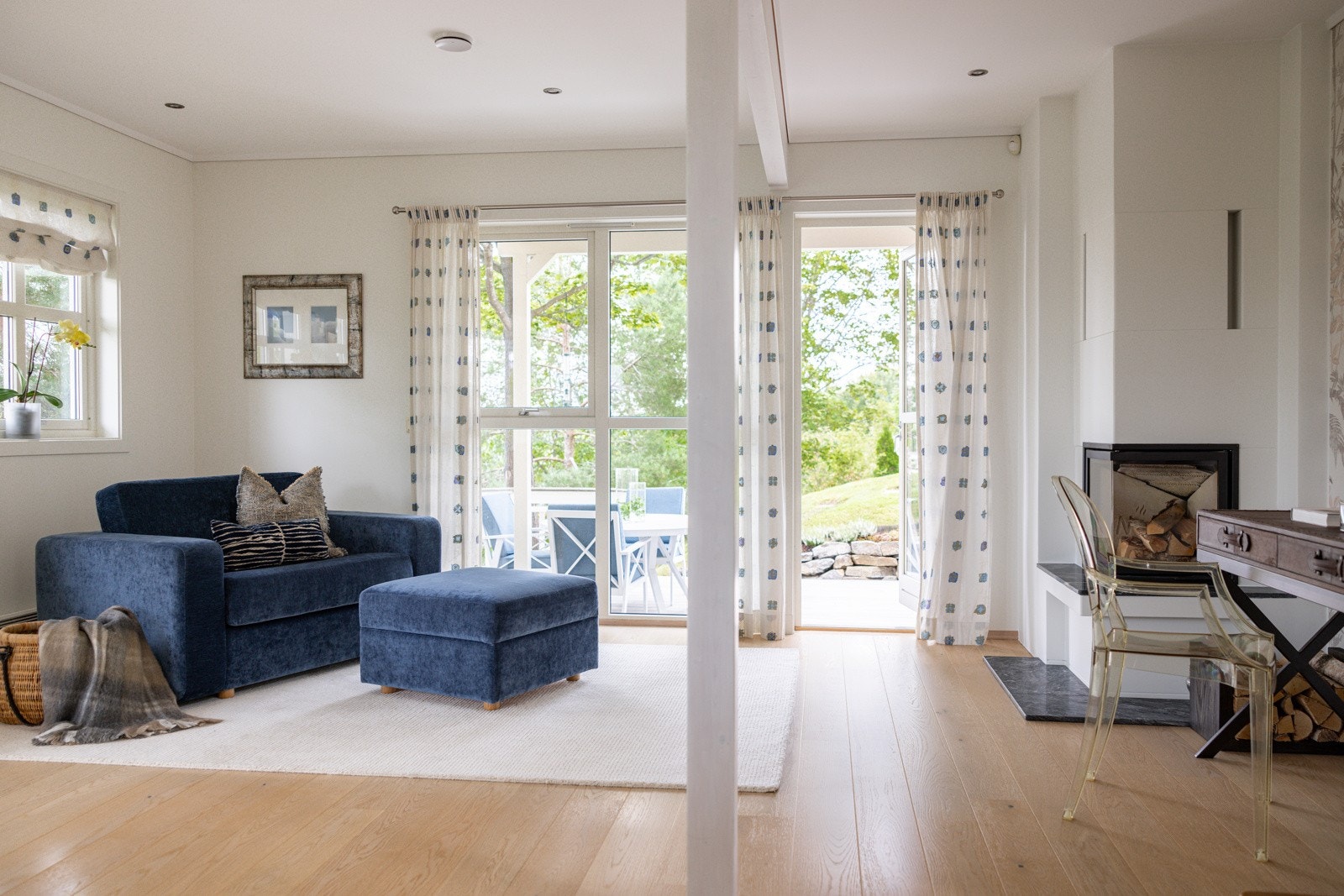 Stuen har flere store vindusflater mot tre ulike himmelretninger som sørger for et fint lysinnslipp. Galleribilde