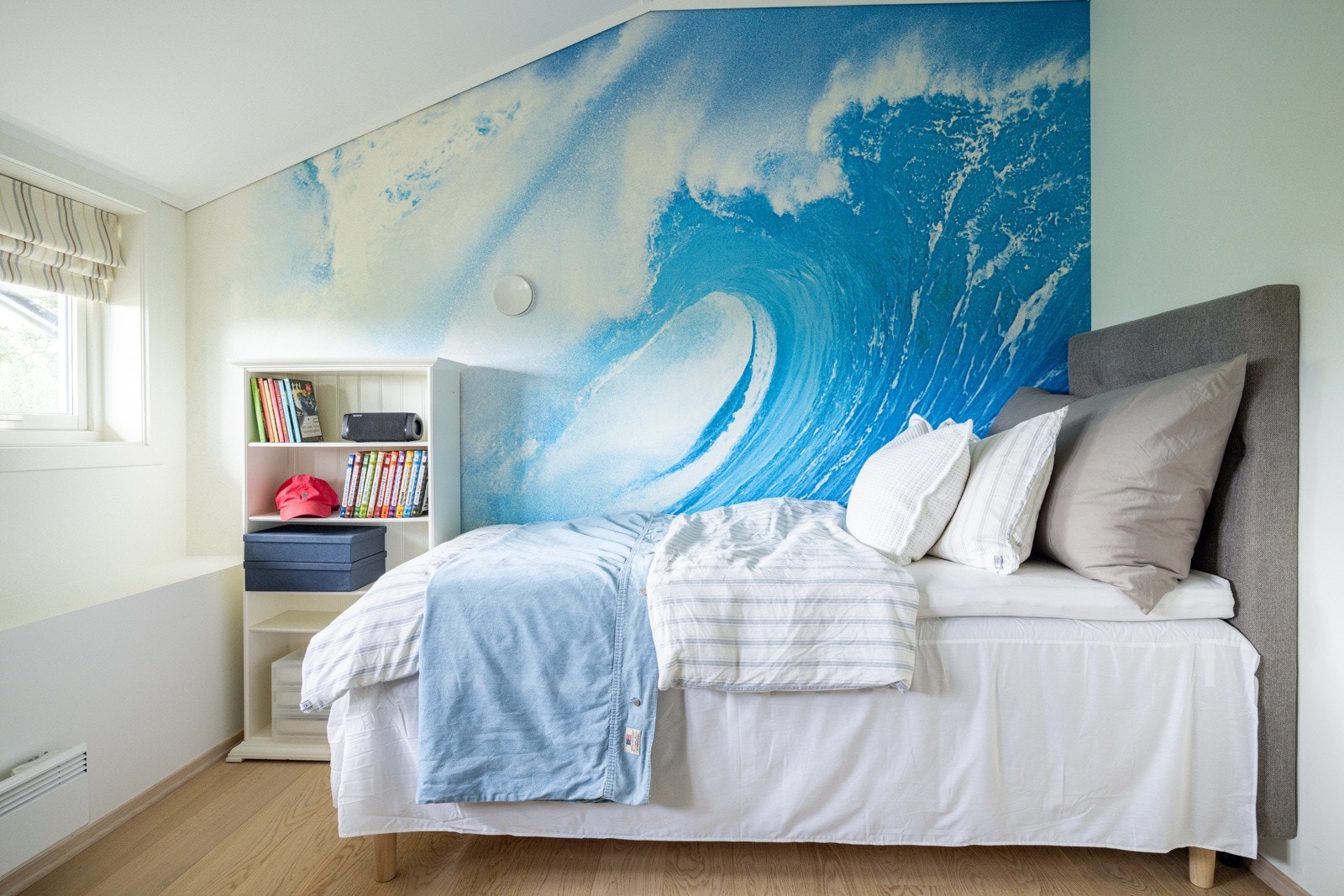 På soverommet er det plass til seng, kontorpult, kommode og skap. Galleribilde