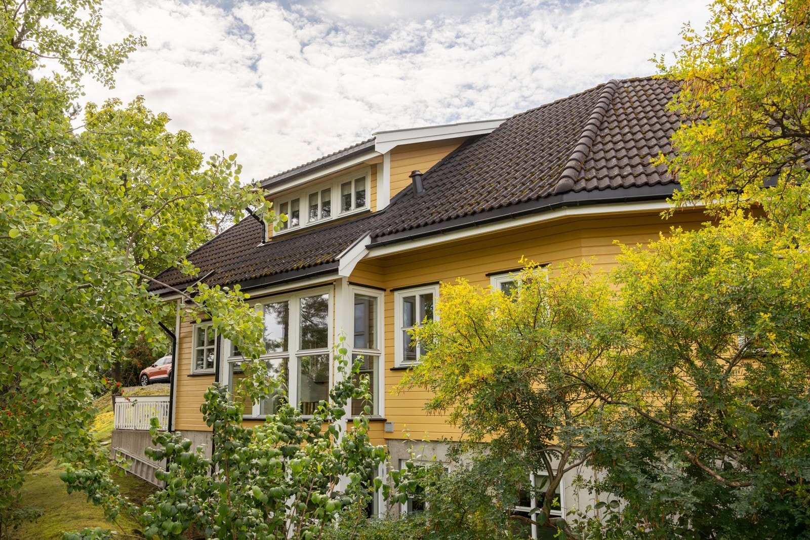 Skjermet, sentral og attraktiv beliggenhet på Bekkelagshøgda med kort vei til barnehager, skoler alle trinn (Bekkelaget/Brannfjell) og offentlig kommunikasjon samt alle service-tilbud og forretninger på Karlsrud, Holtet eller Lambertseter senter. Galleribilde