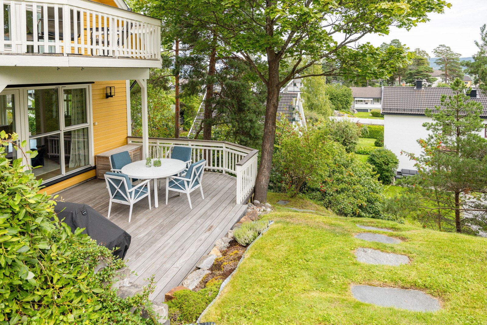Terrassen er påkostet med lekre Kebony terrassebord og har god plass til sittegruppe etter eget ønske og behov. Det er også montert utebelysning og stikkontakt på vegg. Galleribilde