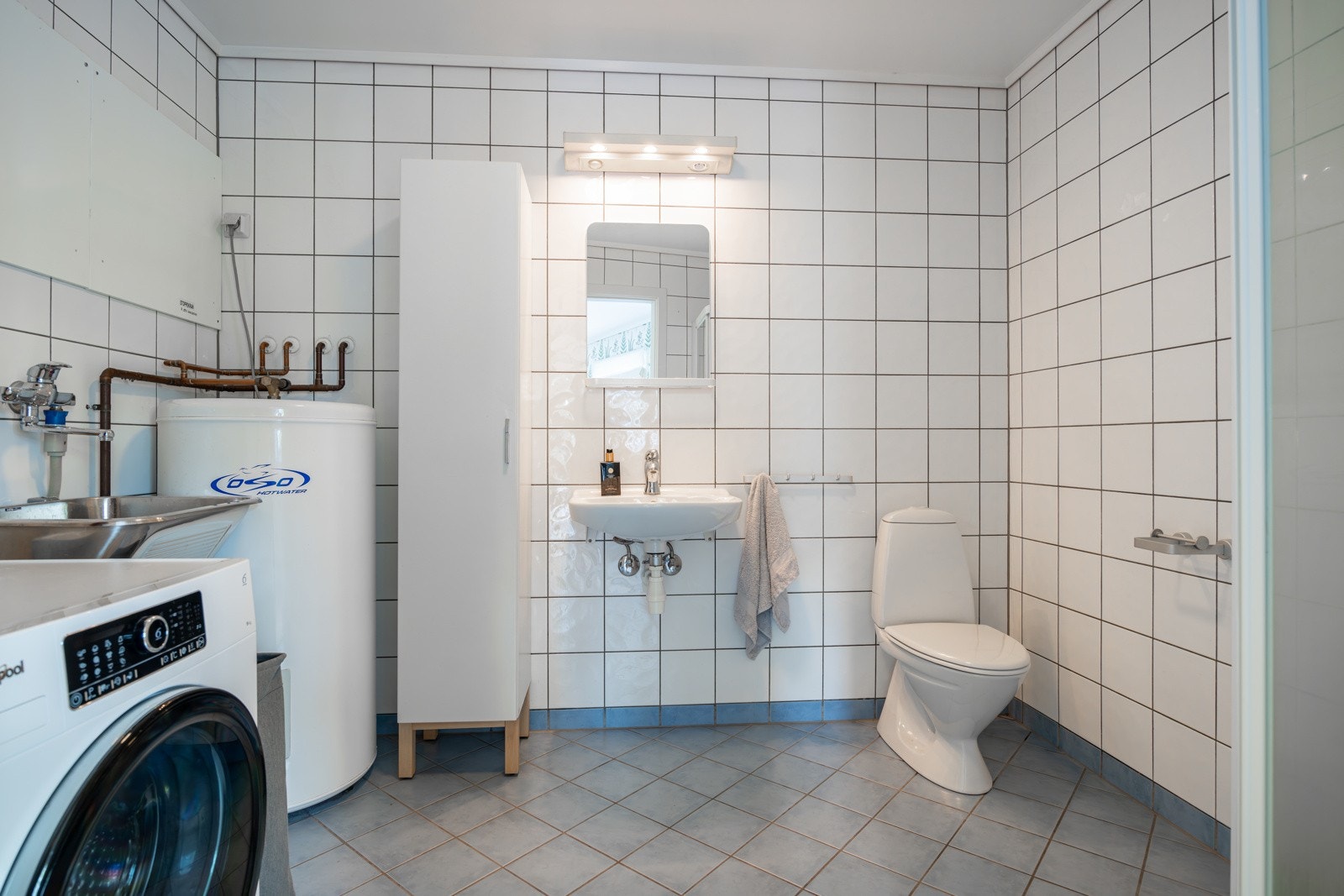 Flislagt baderom fra byggeåret 2002 med gulvvarme og mekanisk avtrekksventilasjon som er bryterstyrt. Galleribilde