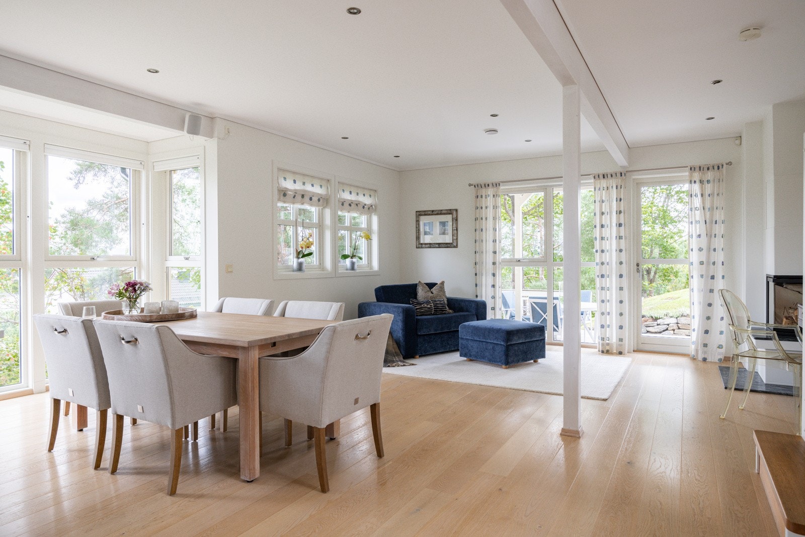 Stuen er det naturlige oppholdsrommet i boligen, og er et stort, lyst og fint rom. Galleribilde