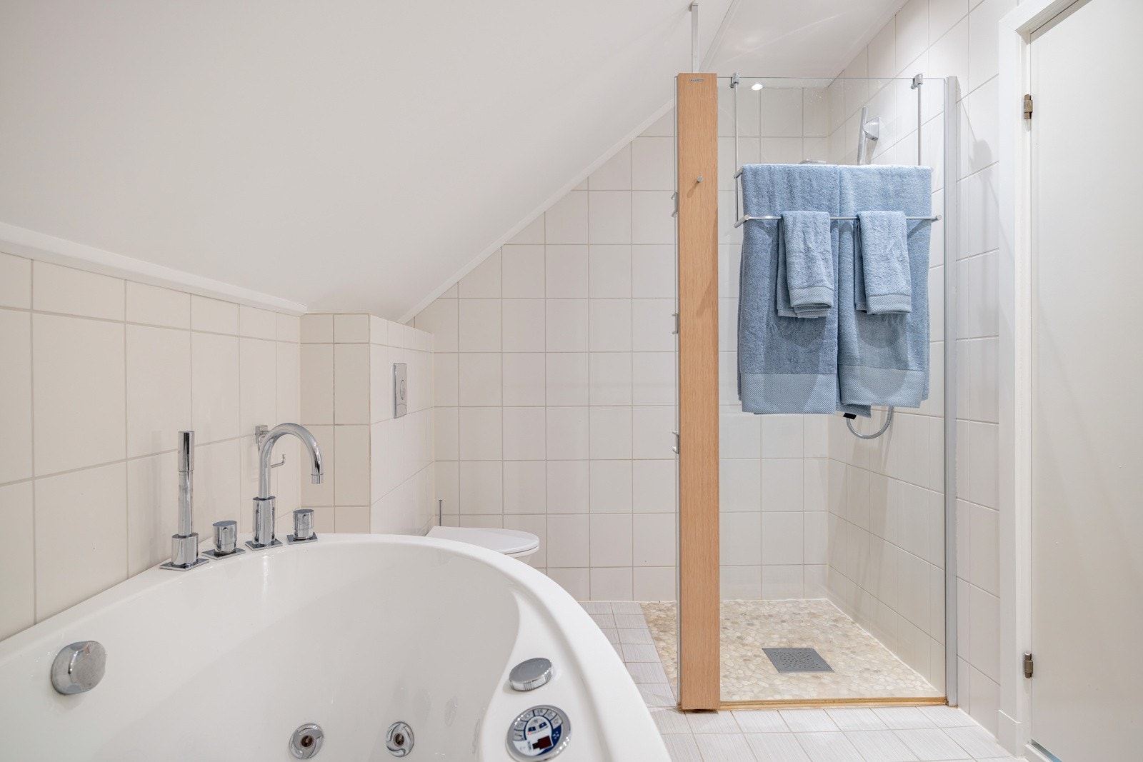 Baderommet er også utstyrt med boblebadekar, dusjhjørne med glassvegg og vegghengt toalett. Galleribilde