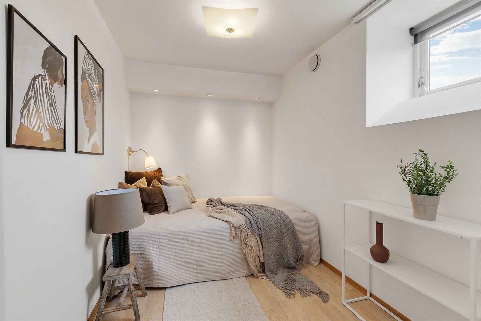 Lyst og pent soverom med god plass til dobbeltseng Galleribilde