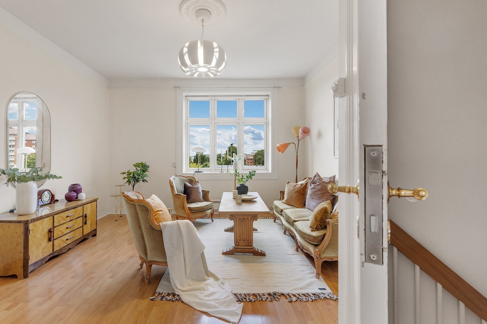 Store vindusflate slipper inn rikelig med lys Galleribilde