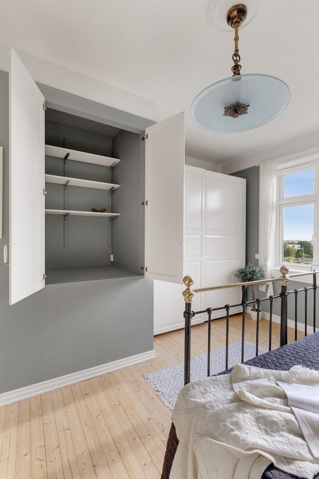 Praktisk garderobeløsning i veggen Galleribilde