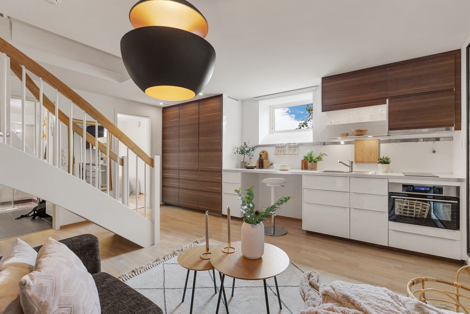 Moderne kjøkken med mye oppbevaringsplass Galleribilde