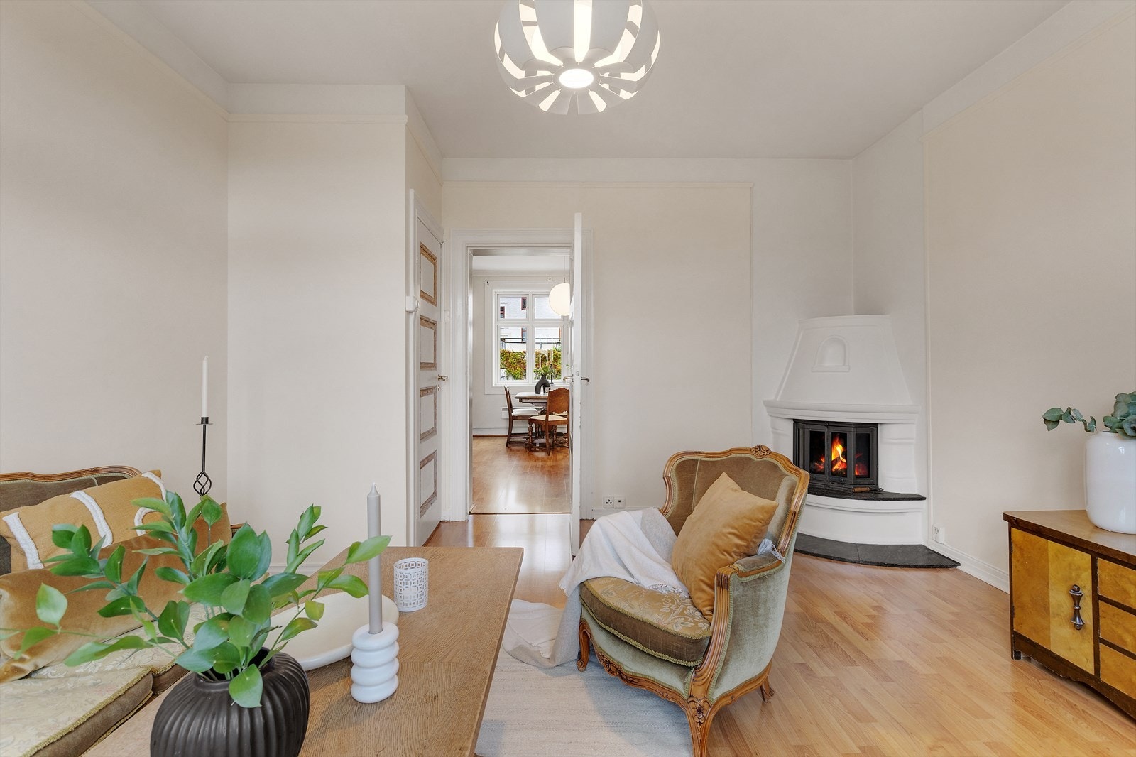 Romslig stue med god plass til ulike møbleringsmuligheter Galleribilde