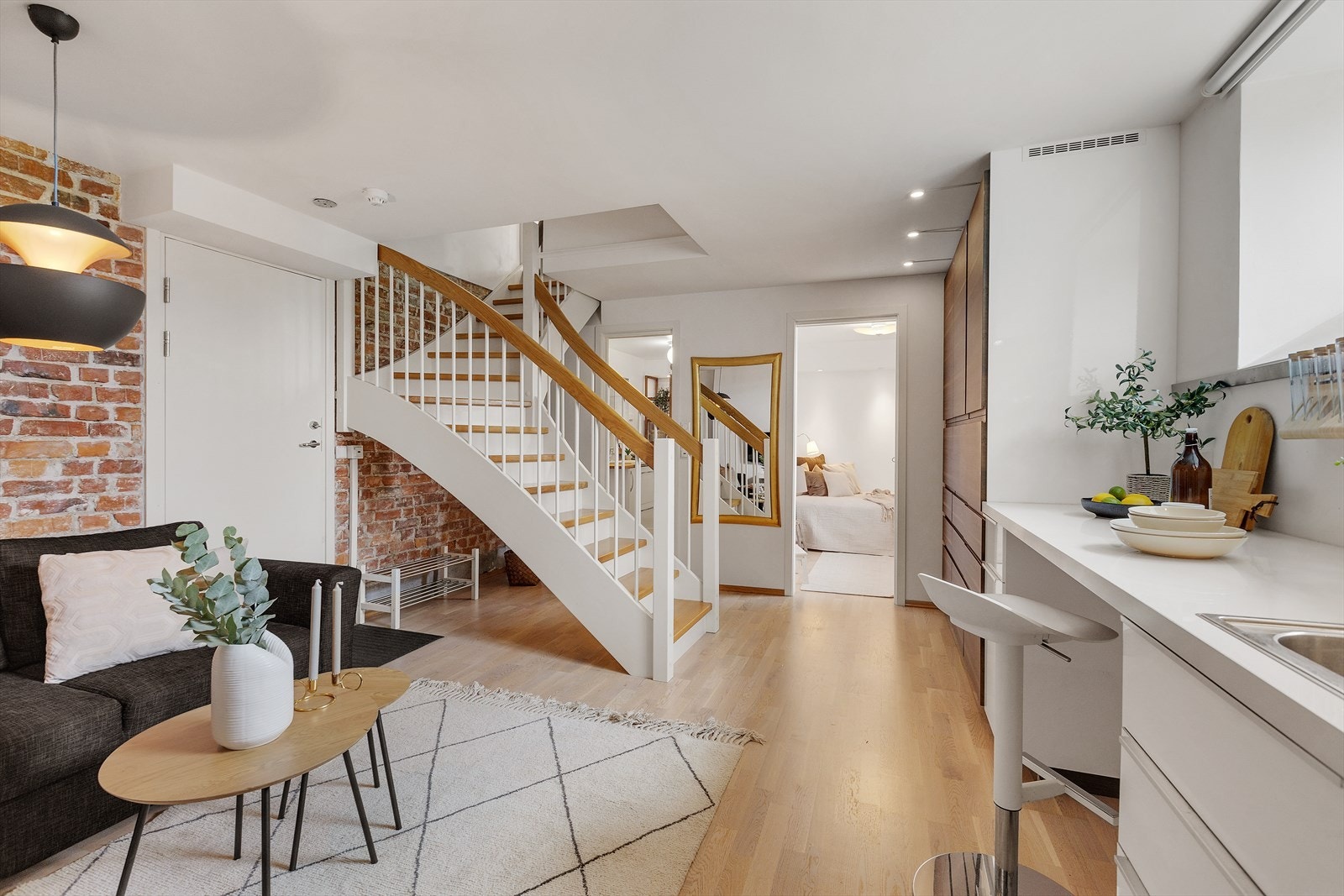 Arealeffektivt med stue og kjøkken i åpen løsning Galleribilde