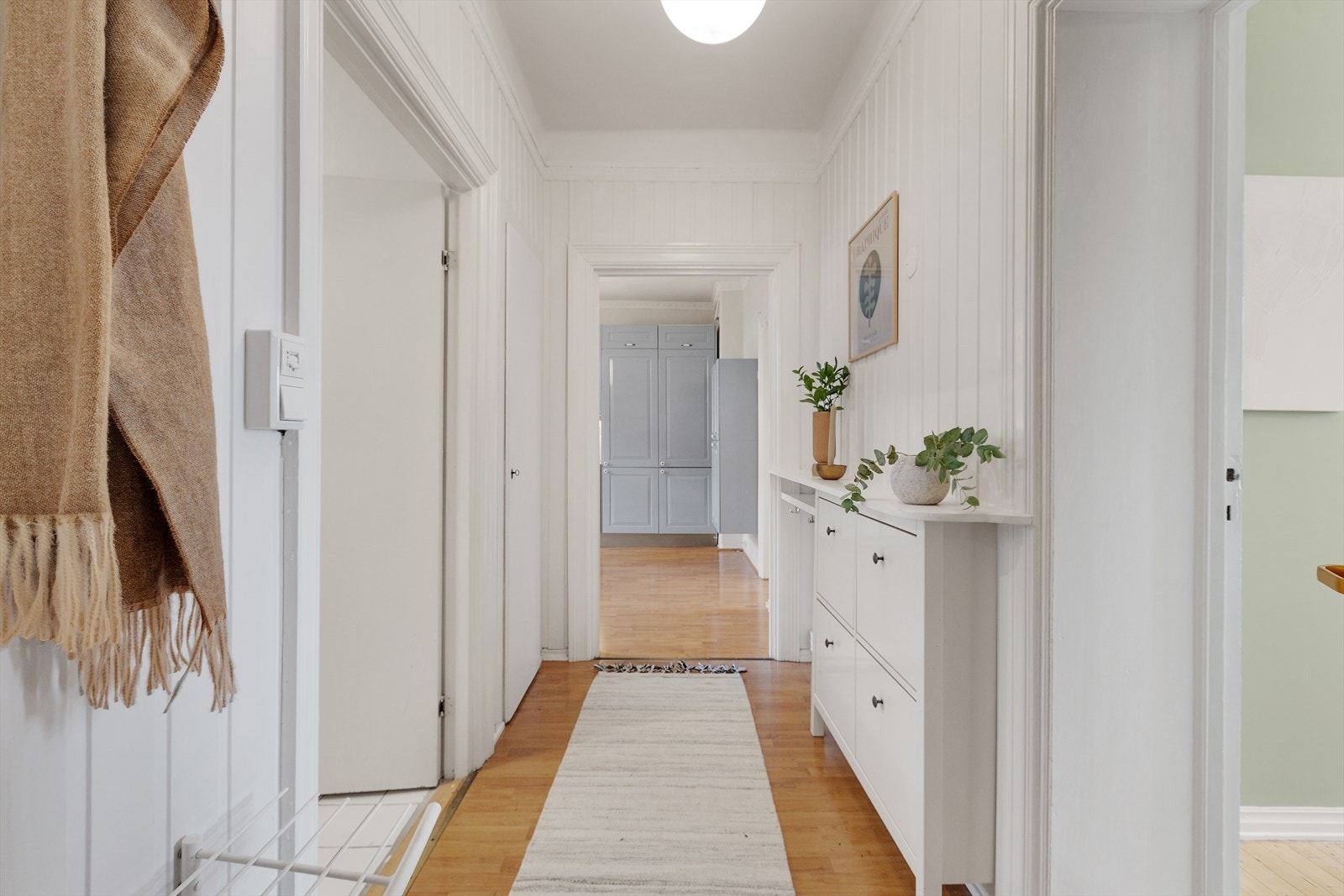 Lys entrè med videre adkomst til resten av leiligheten Galleribilde