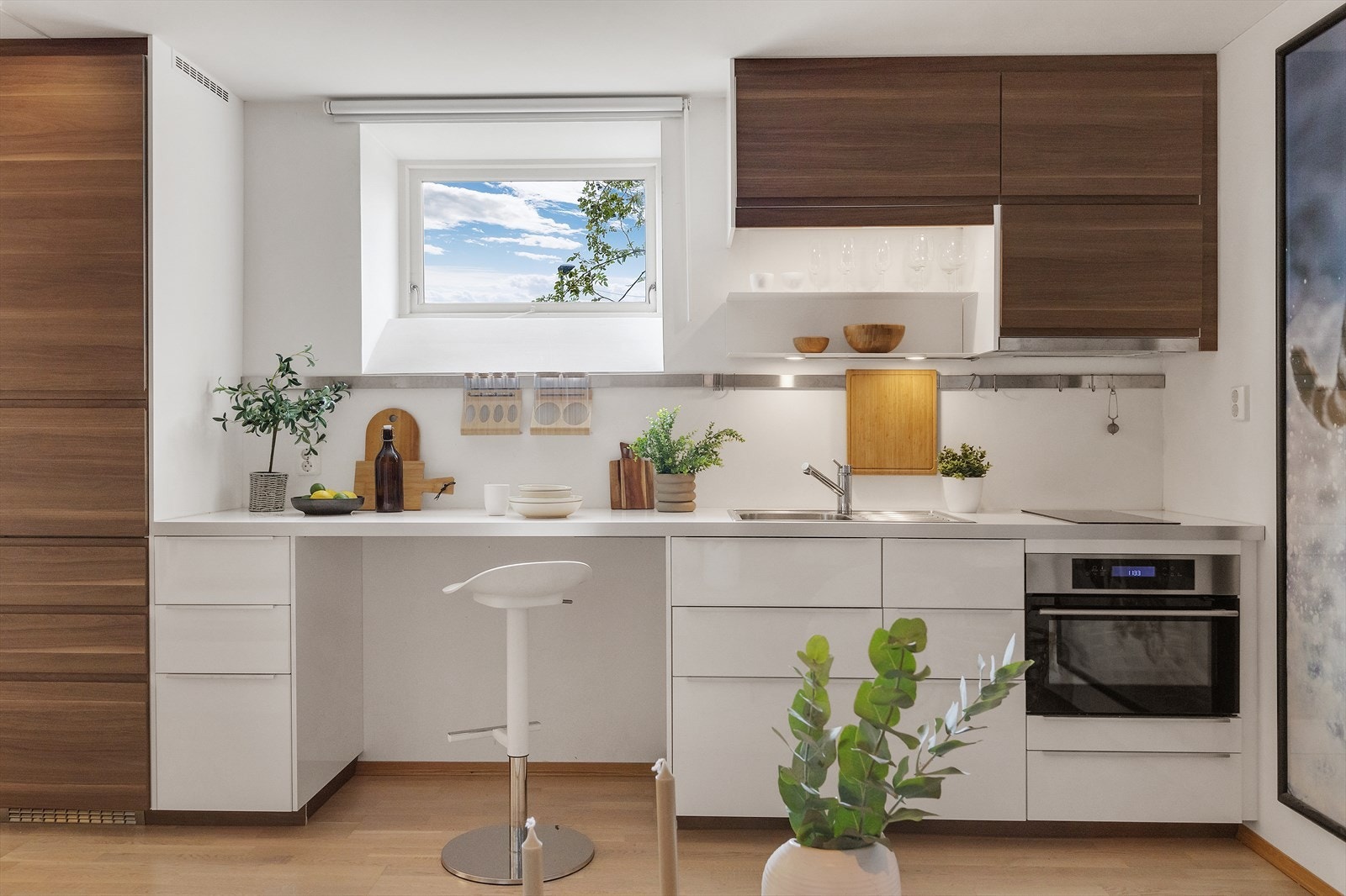 Integrerte hvitevarer, herav Induskjon topp(2 stk kokesoner), ovn og kjøl/frys Galleribilde