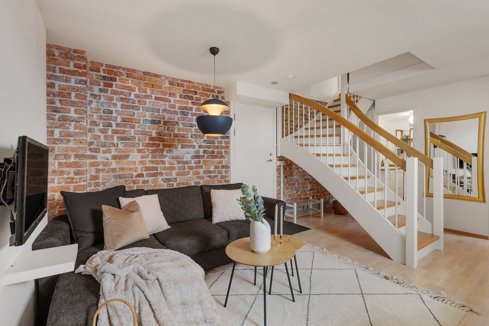 Underetasjen har egen inngang Galleribilde