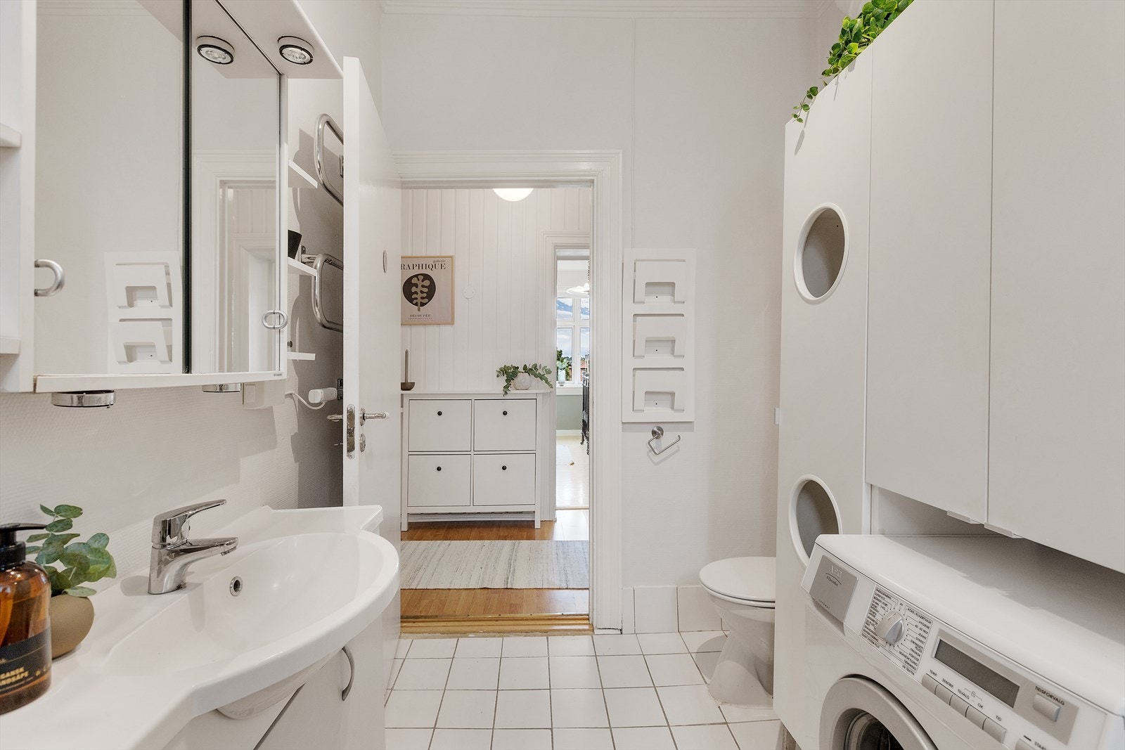 Fra entrèen er det adkomst til badet Galleribilde