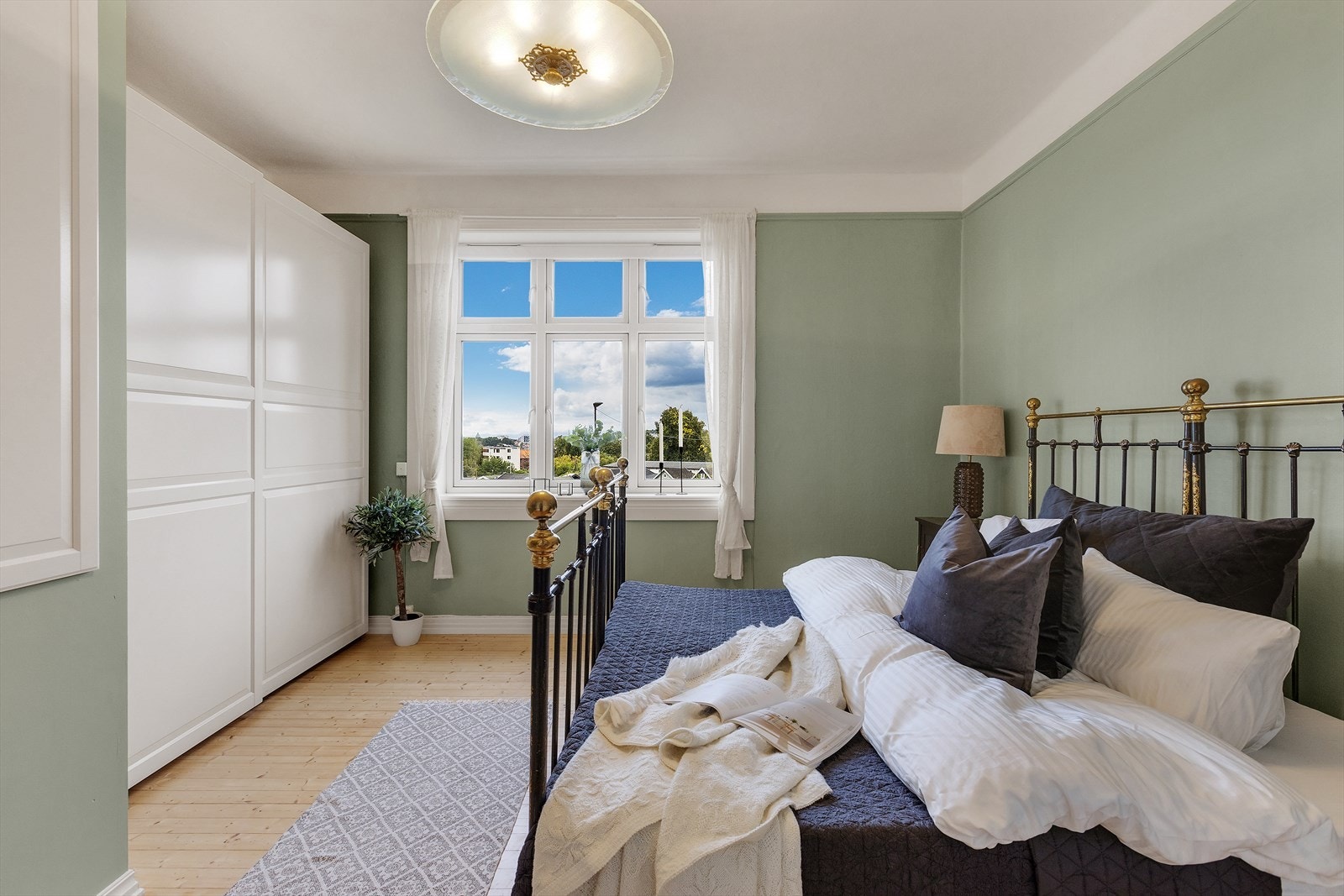 Stor garderobe på soverommet Galleribilde