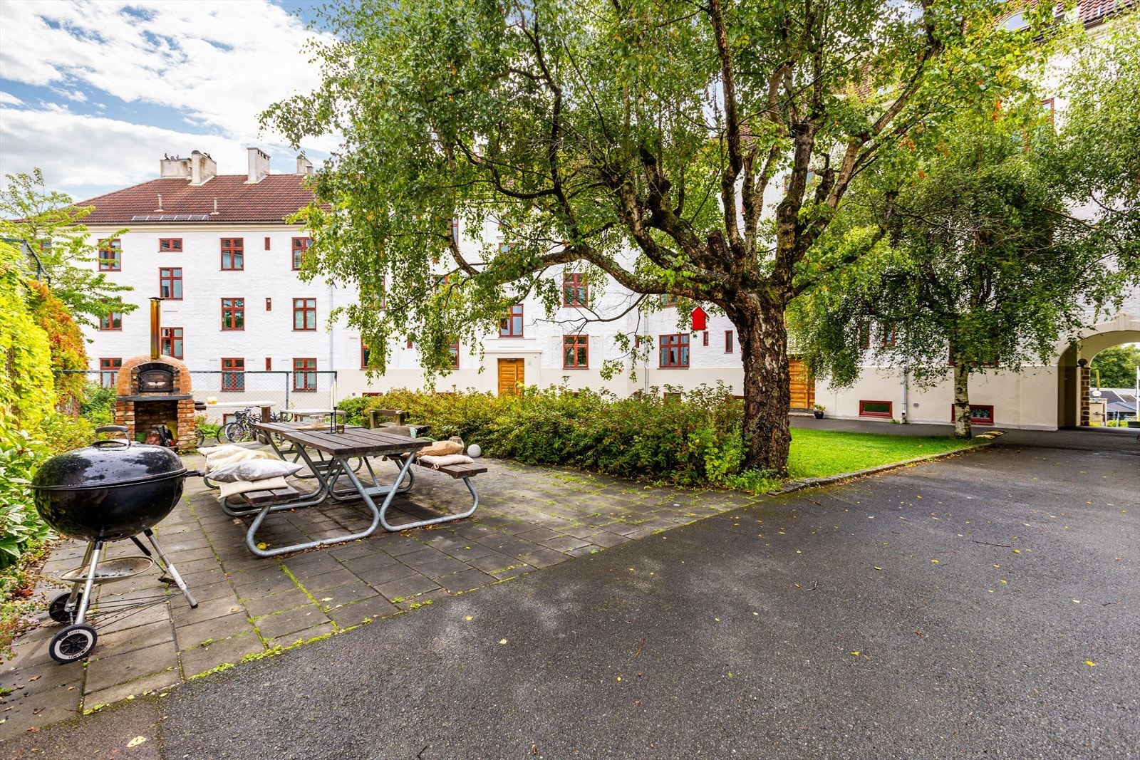 Koselige fellesområder i bakgården med grill og pizzaovn Galleribilde