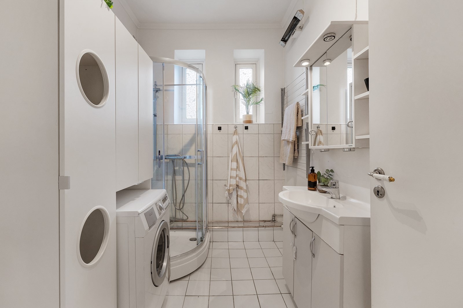 Flislagt bad med opplegg for vaskemaskin. Galleribilde