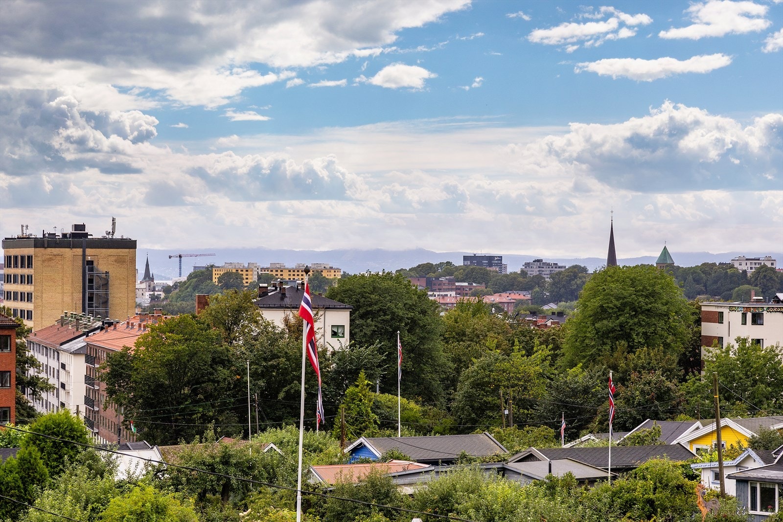 Fjordgløtt fra stuevinduet samt utsikt over Kolonihagen Galleribilde