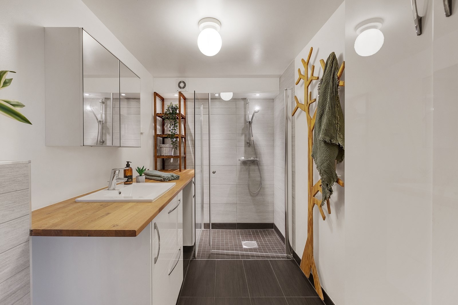 Av innredning er det vegghengt høyskap og servant med under- og overskap Galleribilde