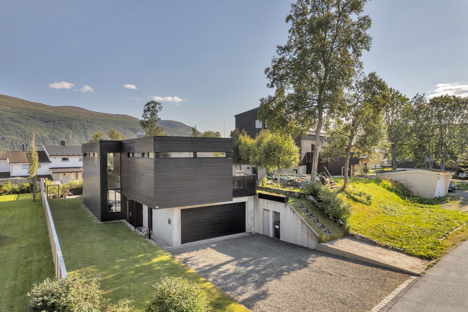 Adkomst til eiendommen er via stor innkjørsel som fører til fullisolert dobbeltgarasje Galleribilde