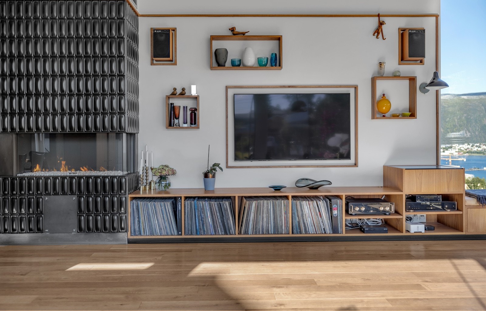 Dagligstuen er som alt annet i huset; full av særpreg Galleribilde